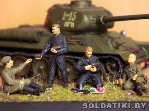 Военно-историческая миниатюра советские танкисты и танк Т-34